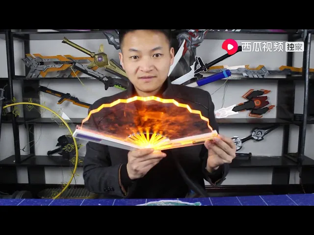 胡一零: 用透明板做不知火舞的扇子模型,配合手绘和灯光,比折纸做的高端
